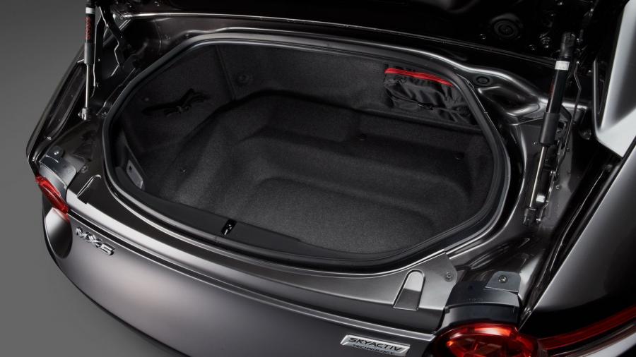 Багажник Mazda MX-5 RF Launch Edition 2016 года  (фото 3 из 7)